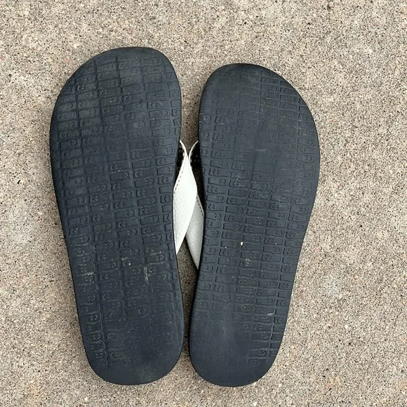 Sanuk size 7 with white leather strap - Picture 2 of 2